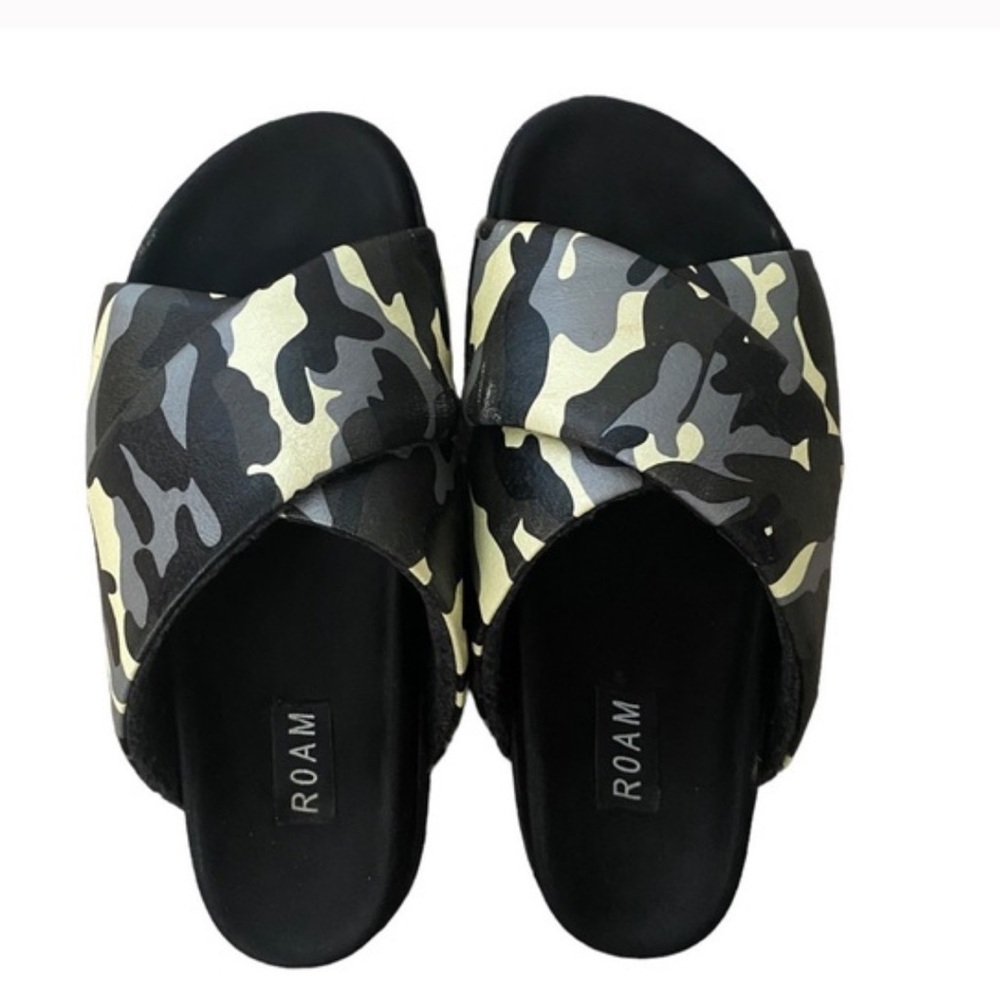 Roam Camo Print Cross Puff Slide